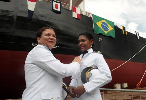 A comandante com a imediato Vanessa Santos Silva: pioneirismo 