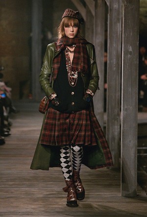 Modelo desfila cardigã e tweed da Barrie, marca escocesa adquirida pela Chanel