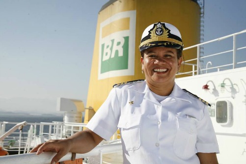 Hildelene Lobato, 39 anos, primeira brasileira a comandar um petroleiro