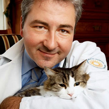 O já famoso gato Oscar com o Dr. David Dosa, na clínica americana