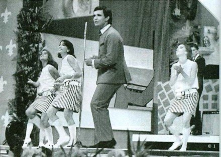 Roberto Carlos com o seu terninho e as dançarinas de cintura baixa