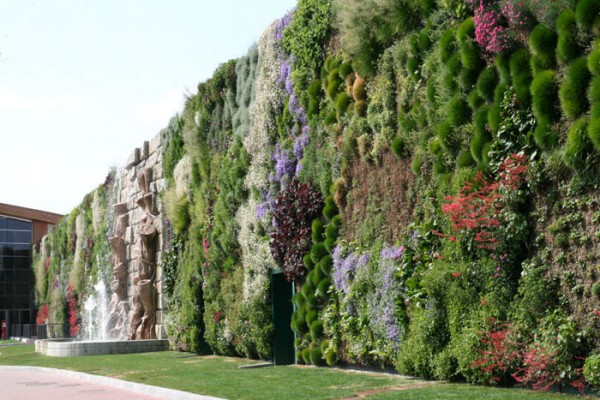 Este belo Jardim vertical, escondendo a fachada da construção, fica na Itália