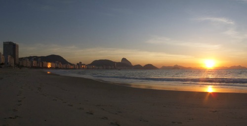 O amanhecer na praia de Copacabana