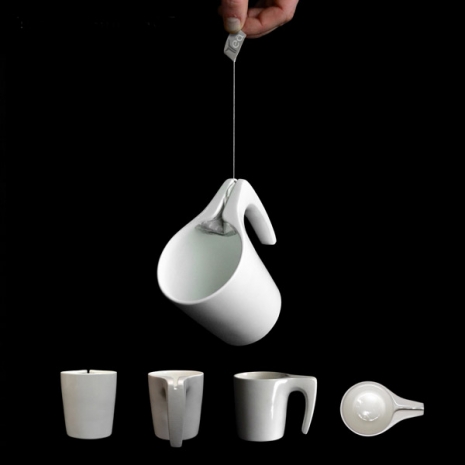 A Tea Cup SlingsHOT vem com uma fenda perto da alça. Com isso, fica mais prático puxar o saquinho até a borda, espremê-lo e retirá-lo da caneca
