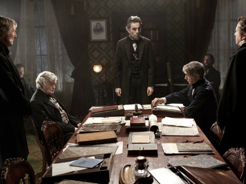Cena de Lincoln, com o ator na cabeceira da mesa