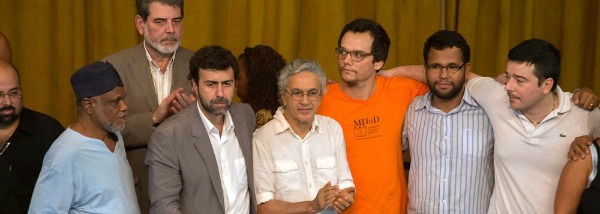 Wagner Moura, Caetano Veloso e outros artistas no ato pela renúncia do pastor