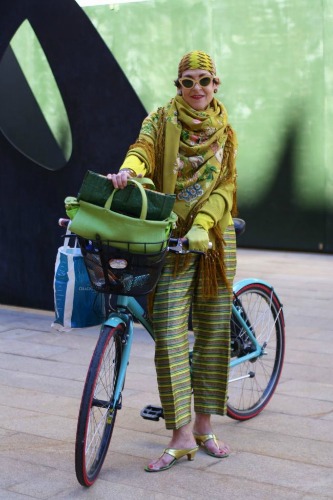 Que tal esta? Vestida com vários tons de verde e guiando uma bicicleta, ela é a imagem da poderosa