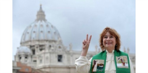 A sacerdotiza fez um protesto solitário no Vaticano