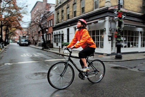 Aos 52 anos, Janette pode ser vista cruzando a cidade em sua bicicleta