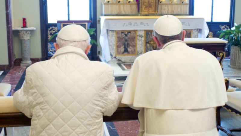  Os dois pontífices se encontraram pela primeira vez no sábado, dia 23