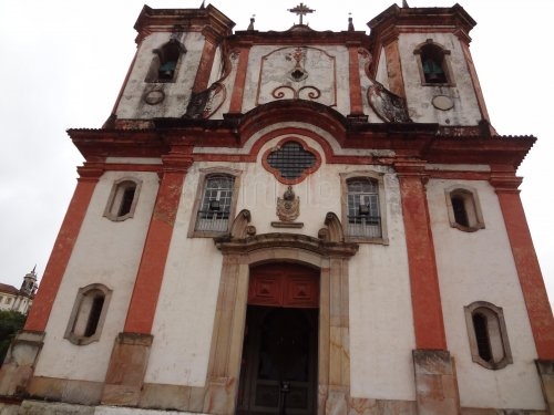 A Igreja de Nossa Senhora da Conceição abriga túmulo de Aleijadinho