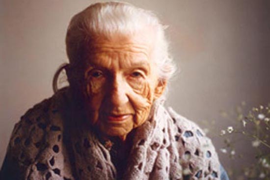 Ela linda mulher morreu aos 95 anos de idade, depois de encantar o mundo com seus poemas