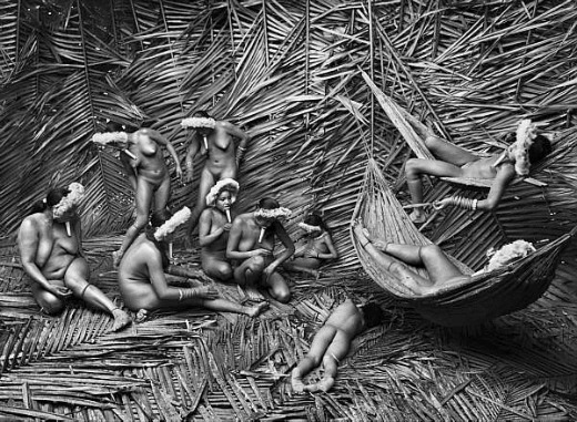 Mulheres da tribo Zo’e, na Amazônia brasileira, em momento de descanso