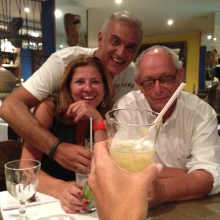 Betise com Ingo Ostrovsky e um amigo em um restaurante do Rio