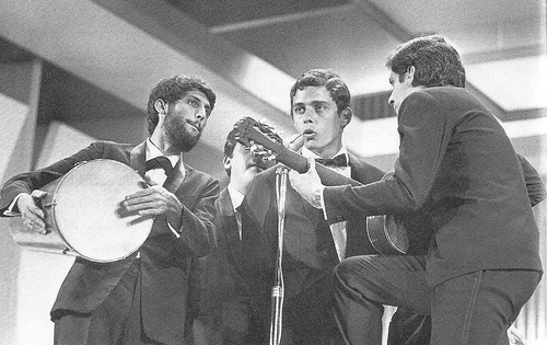 Chico e o MPB-4  cantando a terceira colocada no festival da canção da Record, em 1968