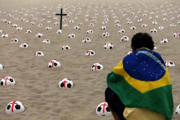 Copacabana: 500 bolas simbolizando os 500 mil assassinatos no país em uma década