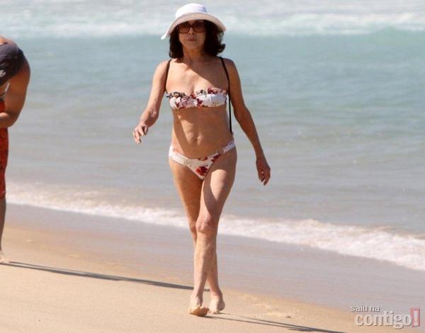 A atriz Beth Faria sofreu agressões na internet por ter ido a praia de biquini