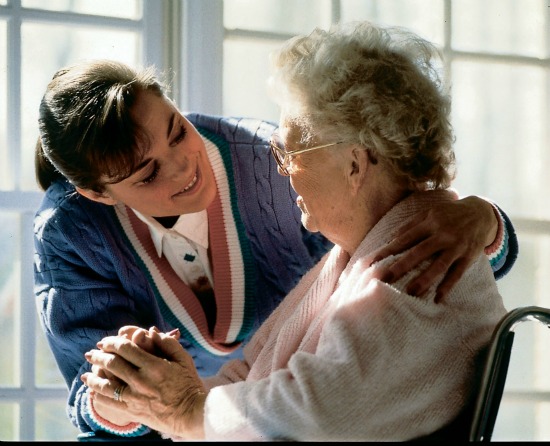 Os idosos recebem cuidados, de forma a se sentirem bem-vindos