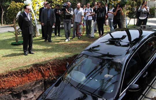O milionário Chiquinho Scarpa observa seu Bentley na "cova"