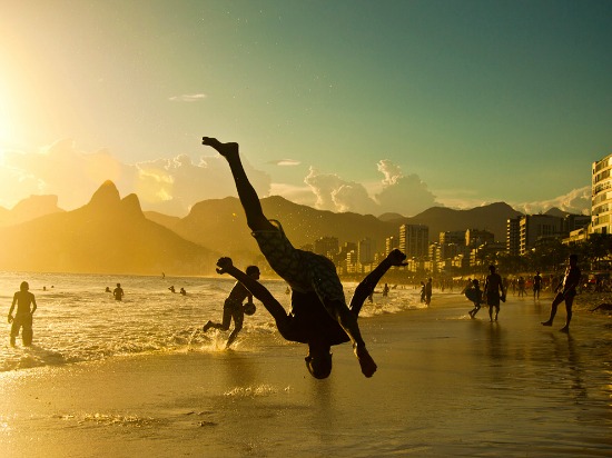 Praticando a capoeira, no amanhecer de Ipanema, no Rio de Janeiro