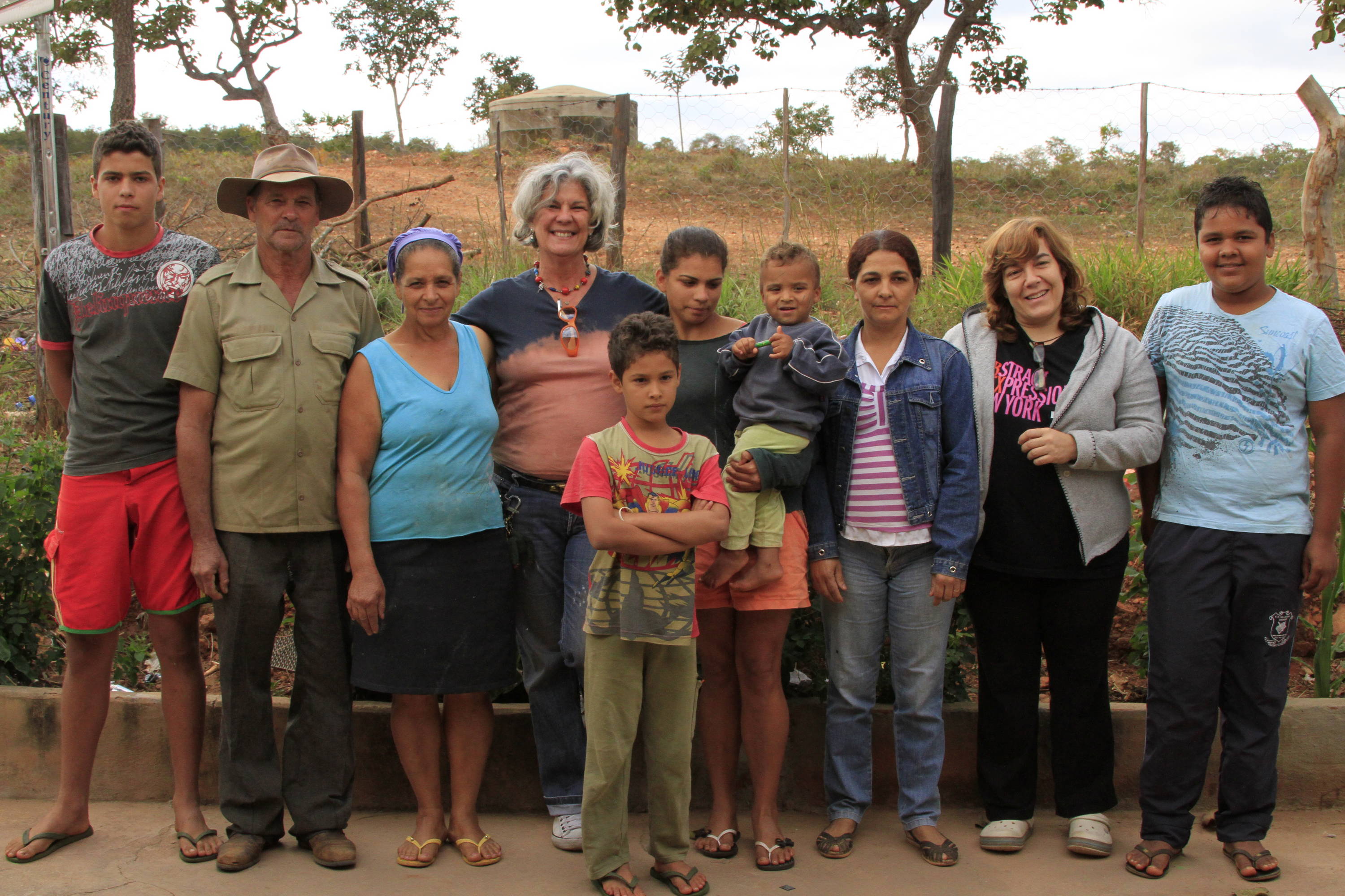 Mana Pontes e a socióloga Alayde Mariani com alguns membros da Associação de Minas Novas