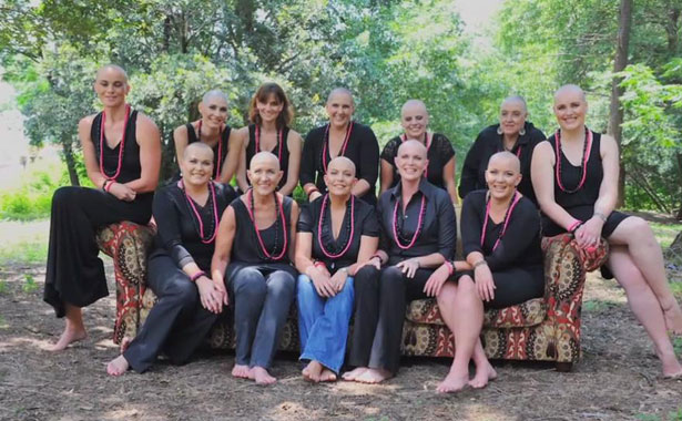 Amigas e a mãe de Gerdi McKenna, com câncer de mama, posaram juntas para a foto que celebra a superação