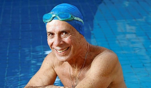 Após uma cirurgia cardíaca, Luiz Afonso Romano começa os dias nadando