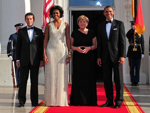 Ela e o marido posando com os enormes Barak  e Michelle Obama