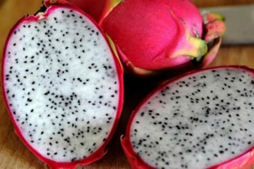 A fruta, também conhecida como pitaya, é originária de climas quentes