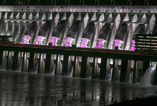 Até a hidrelétrica de Itaipu aderiu ao campanha para alertar para o câncer de mama