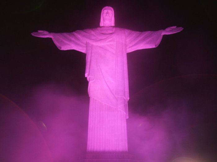 O Cristo Redentor, no Rio de Janeiro, também ficou cor de rosa