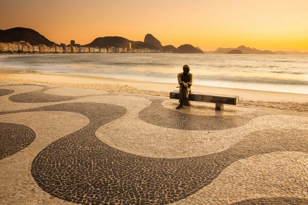 O poeta no cenário deslumbrante de Copacabana