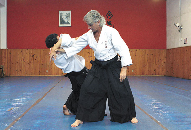 Sensei Alcino Lagares, 67, praticando do aikido