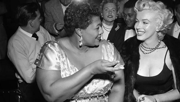 Com Ella Fitzgerald, de quem se tornou amiga depois de dar uma força para a cantora