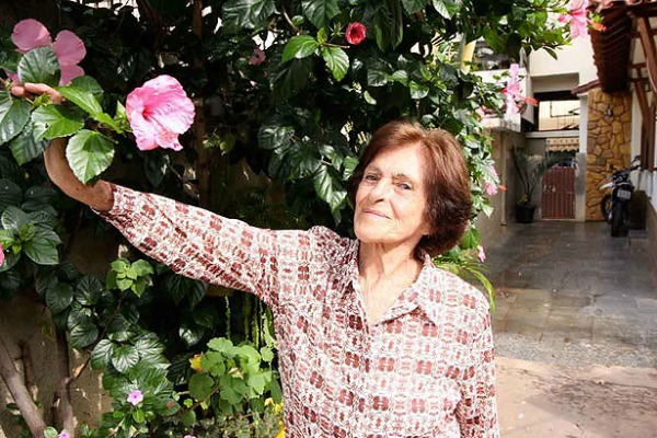 Dagmar Ribeiro, de 85 anos, passou por uma cirurgia endoscópica para a retirada de um tumor