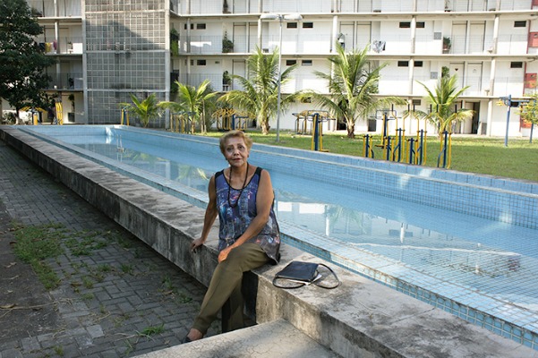 Neide Duque Silva, moradora da Vila dos Idosos, no espelho d´água, na frente do condomínio. Foto: Jornal da 3ª Idade