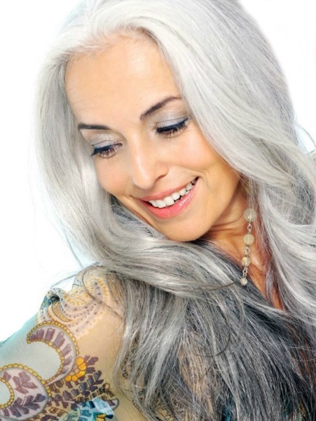 Aos 59 anos, a modelo Yasmina continua em ação nas passarelas