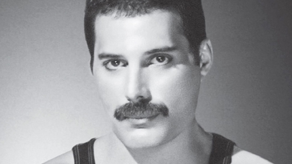 Freddie Mercury morreu no dia 24 de novembro de 1991, de broncopneumonia em consequência da Aids, aos 45 anos