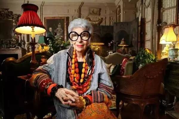 A fabulosa Iris Apfel acaba de completar 95 anos ainda mais criativa ao vestir
