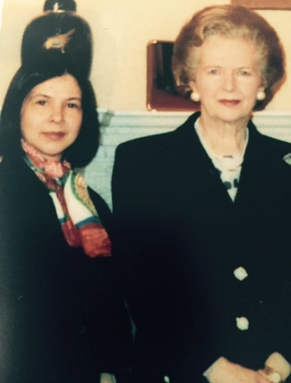 Esta foto é de 1994, quando esteve com Margareth Thatcher. A então primeira-ministra pediu sua opinião sobre o que deveria usar na visita que faria à América do Sul, inclusive ao Brasil. Beth aconselhou: use algodão, porque o linho amarrota muito