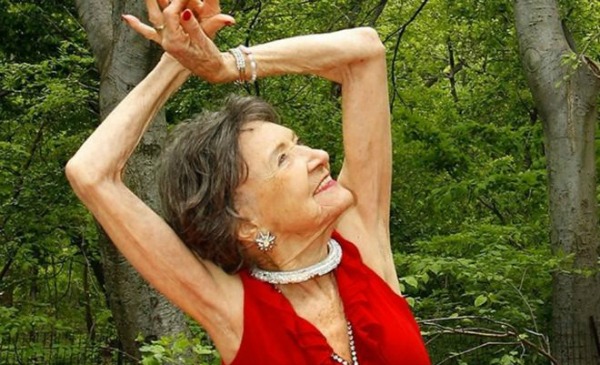 Täo Porchon-Lynch pratica ioga há 90 anos. Começou quando tinha apenas oito