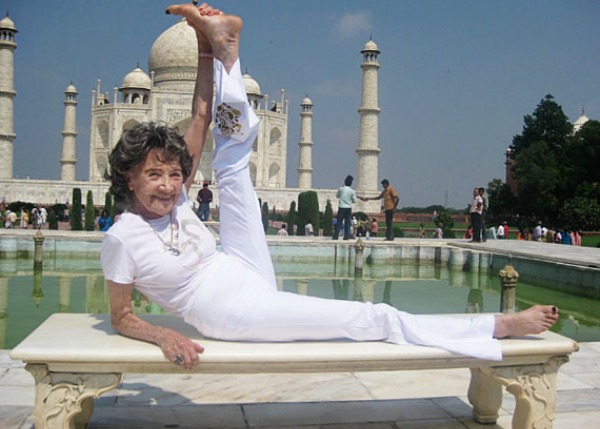 A professora se exercitando em frente ao Taj Mahal, na Índia