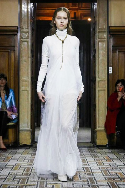 Outro vestido da coleção outono-inverno que ganhou a passarela em Milão