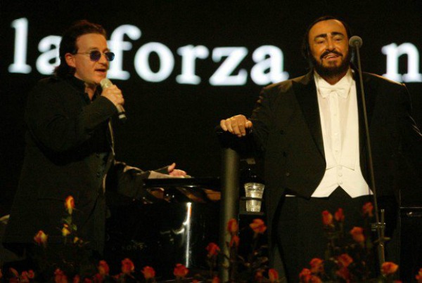 O cantor pop e o tenor italiano numa apresentação histórica