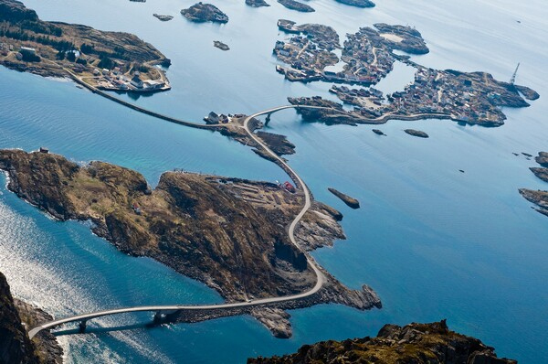 A Atlantic Road, liga ilhas norueguesas. É uma das maravilhas da engenharia moderna
