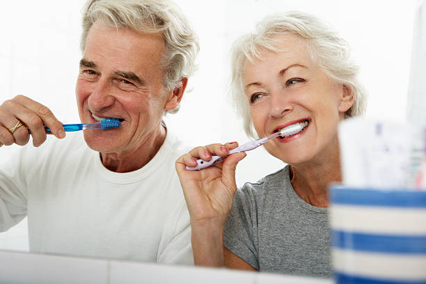 Nem sempre escovar resolve: com a idade, a boca resseca,  uma das razões da halitose 