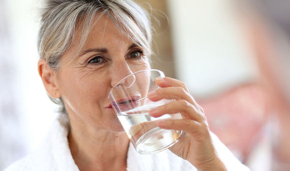 Resultado de imagem para idosa bebendo agua