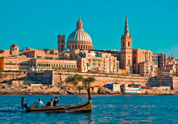  />
<figcaption>Malta, pequeno país europeu com mais de sete anos de história, onde se pode aprender inglês</figcaption>
</figure>



<p><strong> MALTA</strong> – Malta é uma ilha europeia localizada ao sul da Itália, em pleno mediterrâneo, com lindas paisagens e mais de sete mil anos de história.</p>



<p>Inglês é uma das línguas oficiais e, por isso, o Intercâmbio 50+ em Malta combina aulas deste idioma com excursões e atividades culturais nos principais pontos turísticos desse pequeno país, que costuma receber estudantes acima dos 50 anos de diversas partes do mundo.</p>



<p>Em 2020, este programa será levado adiante no mês de maio. Conheça mais sobre o pacote para Malta clicando <a href=