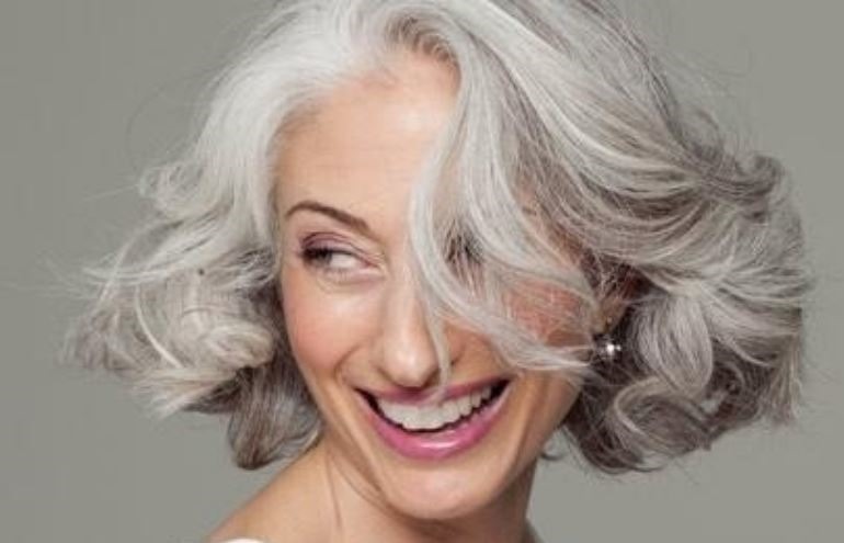  />
<figcaption>Com a idade, além de ficarem brancos os fios costumam ficar mais finos</figcaption>
</figure>



<p> </p>



<p><em>Fios brancos não são a única transformação dos cabelos que vem com a idade . Eles podem sofrer alterações e ficarem inclusive mais finos. Além disso há vários fatores que contribuem para o envelhecimento dos cabelos, como explica uma especialista neste artigo de Mariana Coutinho: “O sol é aquilo que mais envelhece o fio do cabelo. O cigarro também, assim como alterações importantes de dieta ou hormonais. Os fatores externos, como muita química, também expõem muito o cabelo, porque alteram a pele do couro cabeludo.” E ela dá dicas de como proteger o seu cabelo.</em></p>



<p><strong>Leia:</strong></p>



<p>Os tons prateados dos fios não são a única mudança dos <strong>cabelos </strong>com a idade. Do mesmo jeito que a pele da mulher sofre alterações após a menopausa, o cabelo também passa por fases. Como todo processo de envelhecimento, a evolução das mudanças pode ser retardada com ações preventivas e amenizada com o cuidado diário.</p>



<p>No cabelo, as alterações estão relacionadas ao envelhecimento dos folículos pilosos, estruturas que produzem os fios. Com o tempo, a produção fica mais lenta e o fio fica mais fino. Além disso, a densidade capilar também cai. E o cabelo pode ficar um pouco mais ralo. Em torno dos 70 anos, 98% da população tem os cabelos de grisalho a branco.</p>



<p>“O melanócito, que produz a melanina transferida para o fio, tem determinados anos de vida. Além disso, com o passar do tempo, produzimos mais água oxigenada dentro dessa unidade do folículo piloso, ou seja, há uma reação de oxidação otimizada por reações que vem com a idade. Então, temos um envelhecimento cronológico, que tem a ver com a genética. E dentro desse envelhecimento cronológico, o estilo de vida também vai impactar”, explica a dermatologista Juliana Neiva.</p>



<p><strong>Cuidados com os fios</strong> – Segundo ela, a prevenção pode retardar o envelhecimento dos cabelos: “O sol é aquilo que mais envelhece o fio do cabelo. O cigarro também, assim como alterações importantes de dieta ou hormonais. Os fatores externos, como muita química, também expõem muito o cabelo, porque alteram a pele do couro cabeludo”. A médica explica que essa parte da pele vai ficando mais sensível com a idade, o que pode ocasionar ressecamento.</p>



<p>Ela indica também que nessa fase há mais risco de quebras químicas e queda de cabelo para quem tem tendências. Para prevenir maiores problemas, recomenda o uso de protetores térmicos e hidratação, além de chapéus e bonés para não expor o couro cabeludo demais ao sol. Há também tratamentos que podem ser feitos em consultório a depender da causa dos problemas. Alguns deles incluem hormonoterapia e mesoterapia, com a aplicação de medicamentos sob a pele do couro cabeludo.</p>



<p>A cabelereira Anne Trentin, do salão Jacques Janine, também indica hidratação uma vez por semana: “A partir dos 60 anos, os fios se tornam mais finos e com menos cobertura do couro cabeludo. É preciso ter cuidado com os tratamentos capilares usados desta fase em diante, pois há contraindicações em alguns casos”, observa. No caso das tinturas, ela alerta que é preciso ter cuidado com o tipo de produto. ” As colorações permanentes cobrem até 100% dos fios brancos, mas podem ressecar e clarear os fios. Já os tonalizantes, não clareiam os fios e conseguem cobrir até 70% dos cabelos brancos”.</p>



<p>Também devem ser observados os produtos no caso de alisamentos, porque a fragilidade do couro cabeludo pode deixá-lo mais suscetível a alergias. “Produtos alisantes registrados na Anvisa não oferecem risco à saúde. Deve-se ter cuidado com o local onde será feito o tratamento, para saber se não foi acrescentado formol, que é tóxico e pode causar irritação nas mucosas e, dependendo da quantidade, ser absorvido pelo organismo”, alerta a cabeleireira.</p>
<!-- AI CONTENT END 2 -->
								
								
															</div>


						</div>
						<div class=